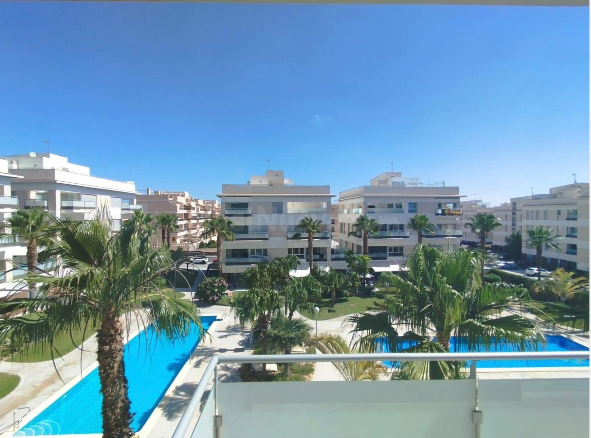 Moderno apartamento con amplia terraza, vistas a la piscina y suelo radiante en Orihuela Costa
