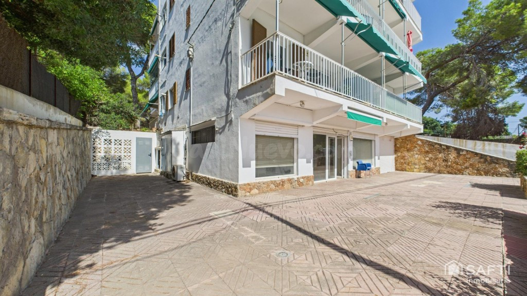 En venta – Local polivalente con terraza privada en Santa Ponsa (Via de la Cruz, Mallorca)