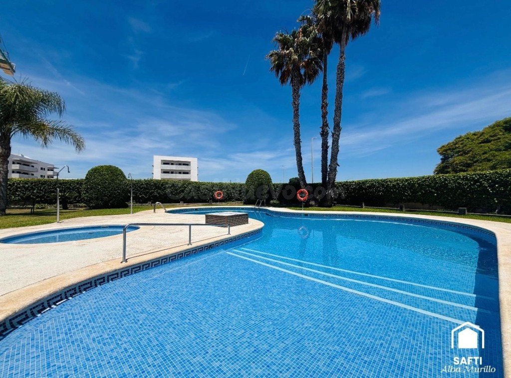 Exclusiva planta baja con jardín privado y piscina comunitaria a tan solo 300 de la playa