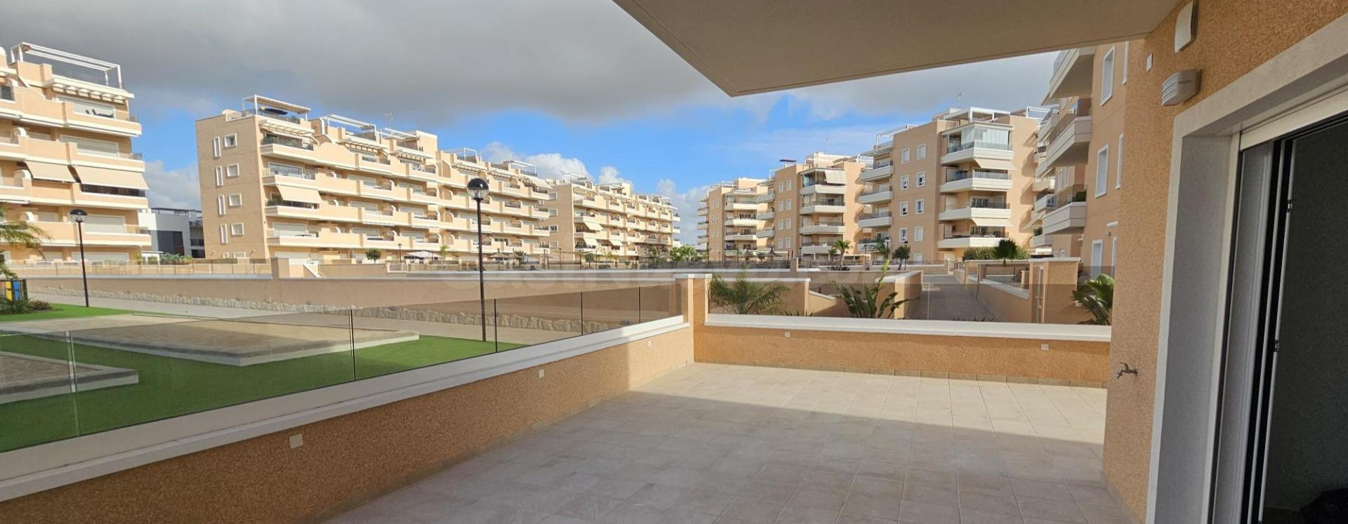 Apartamento en planta baja, listo para entrar a vivir, con una enorme terraza en El Raso, cerca de las playas de Guardamar.