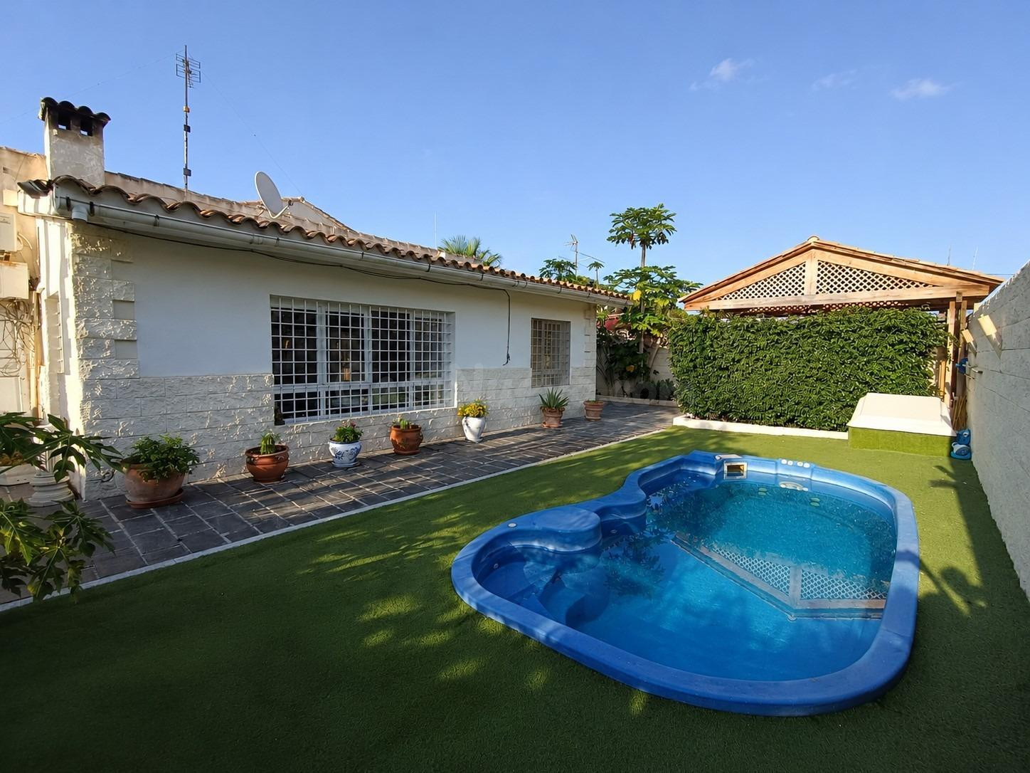 Chalet independiente en esquina con piscina, garaje y parcela de 407 m2 junto a Muchavista