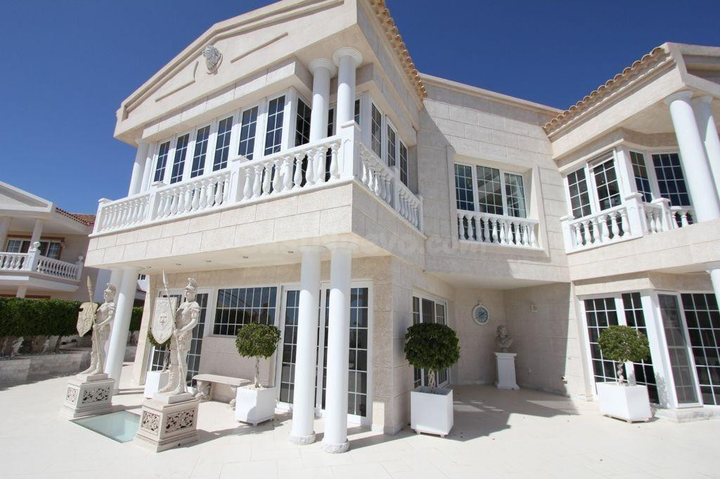 Majestuosa villa de lujo en La Caleta con vistas al mar