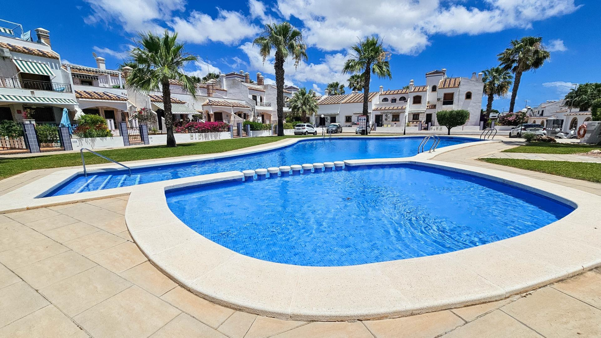 Se vende un adosado de 2 dormiotrios y 2 baños en comunidad con piscina y parque en Orihuela Costa