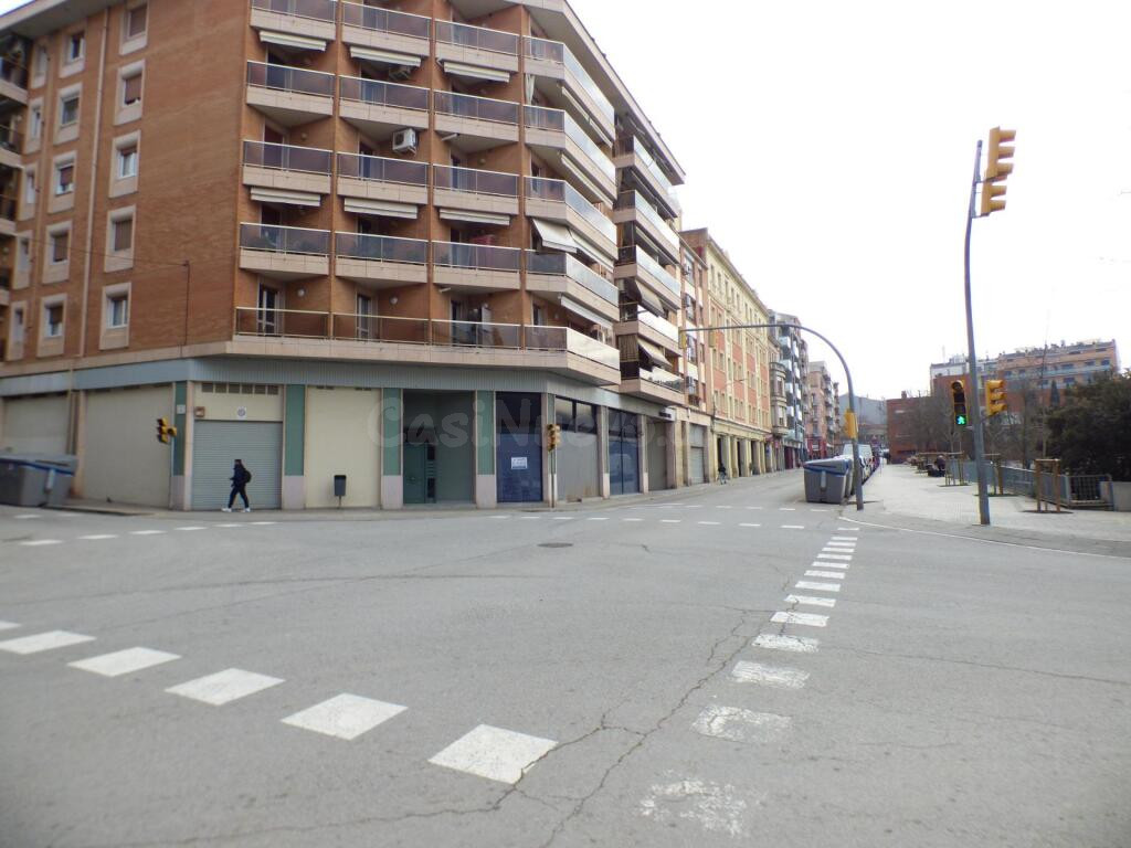 ? LOCAL COMERCIAL ESQUINERO EN VENTA – PLAÇA CATALUNYA, MANRESA – IDEAL PARA SUPERMERCADO