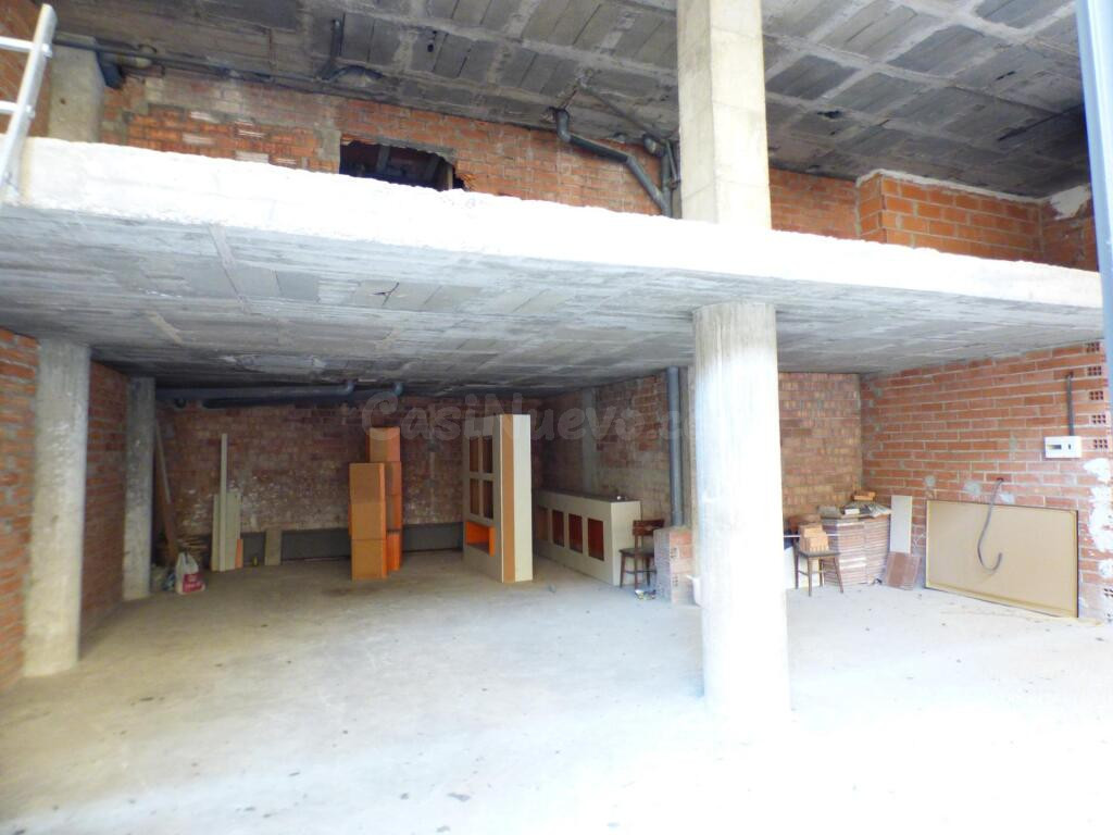 LOCAL EN VENTA CON GRAN APARADOR SITUADO EN UNA ZONA DE PASO DE MANRESA