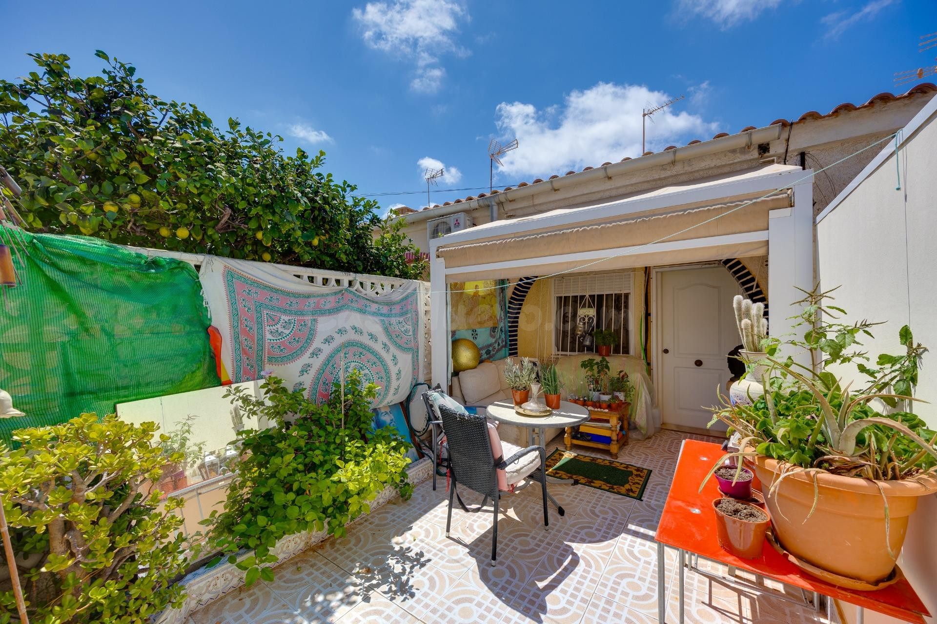 Bungalow sin vecinos arriba de 1 dormitorio con patio en Nueva Torrevieja
