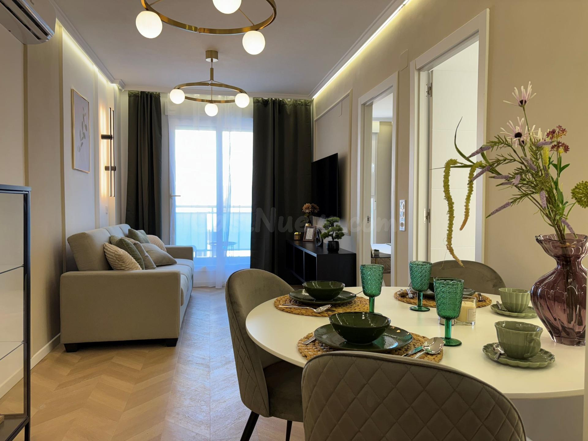 Apartamento céntrico, luminoso, y elegantemente reformado (aprox. 50 m2 – 1.ª planta). Balcón con orientación este, piscina comunitaria y a solo 800 m de Playa del Cura.