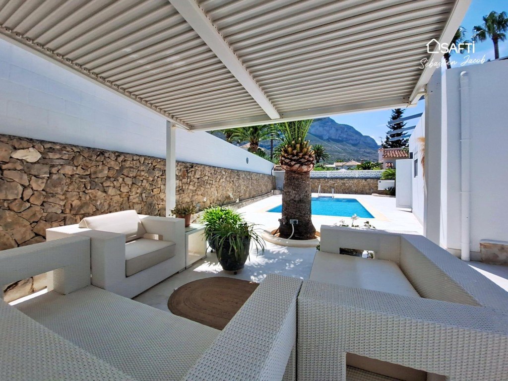 Villa exclusiva totalmente reformada con vistas al mar y al Montgó
