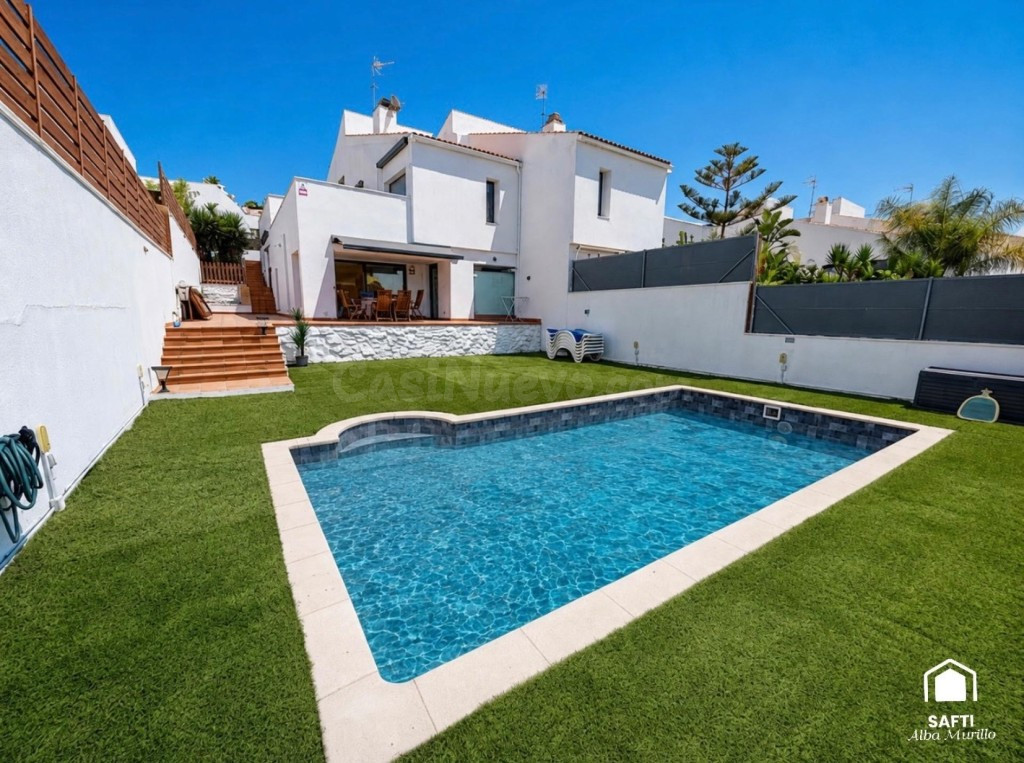 Espectacular chalet pareado recién reformado con piscina privada y vistas al mar en Mas Mel