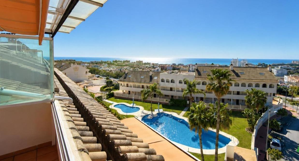 Ático dúplex con vistas al mar, terrazas y altas calidades en Benalmádena