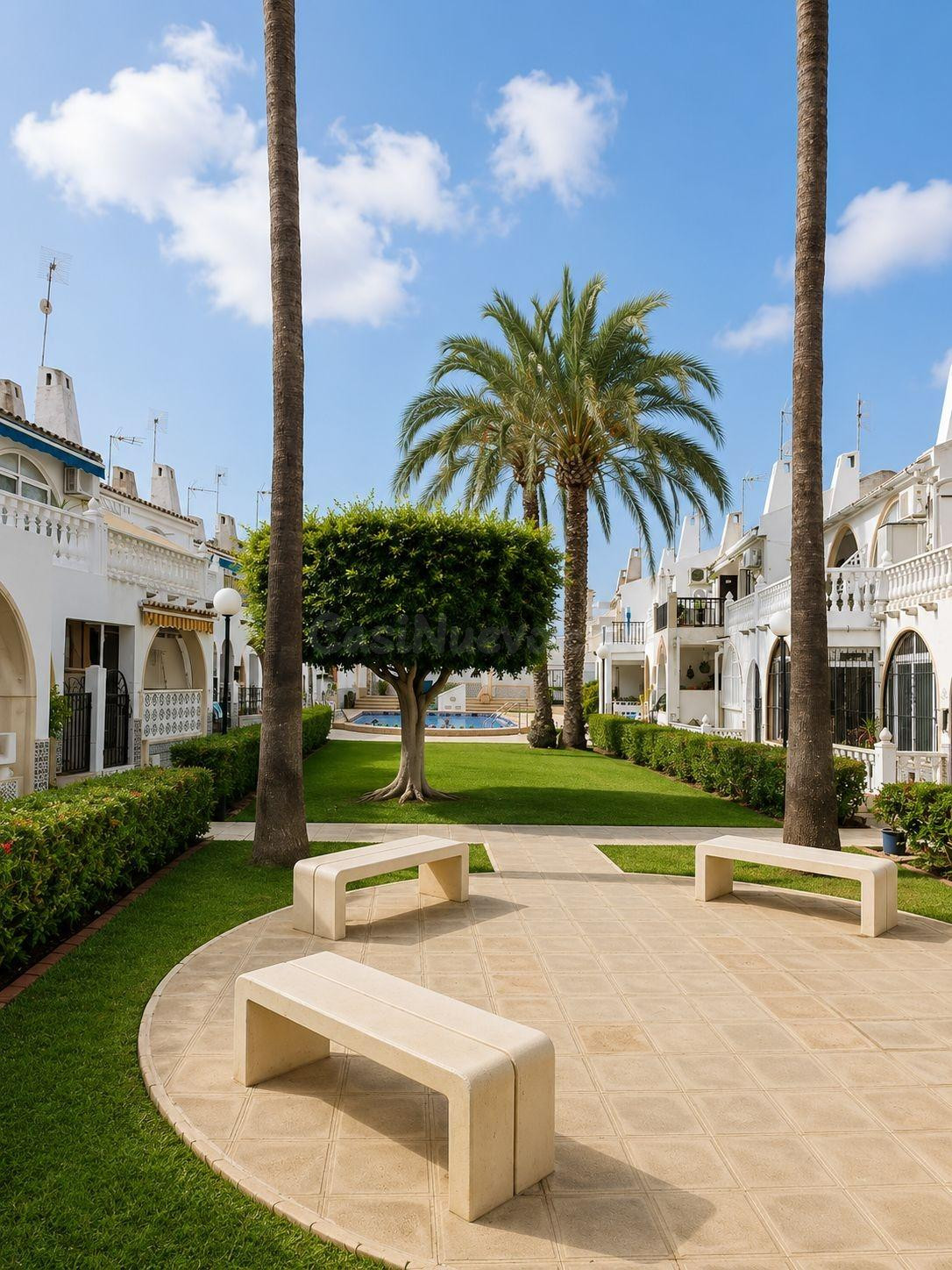 CASA ADOSADA DE 2 DORMITORIOS ORIENTADA AL SUR CON JARDÍN Y PISCINA PRIVADOS | TORREVIEJA