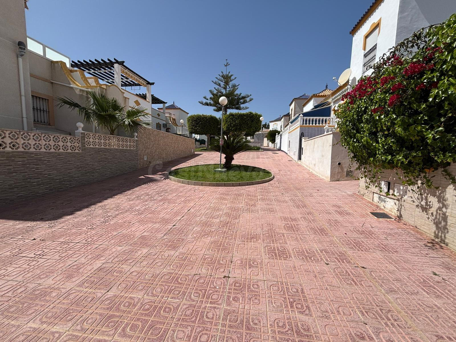 Adosado de 4 dormitorios, 2 baños en Los Altos (Orihuela Costa) con 2 Piscinas, Solárium y Gran Sótano