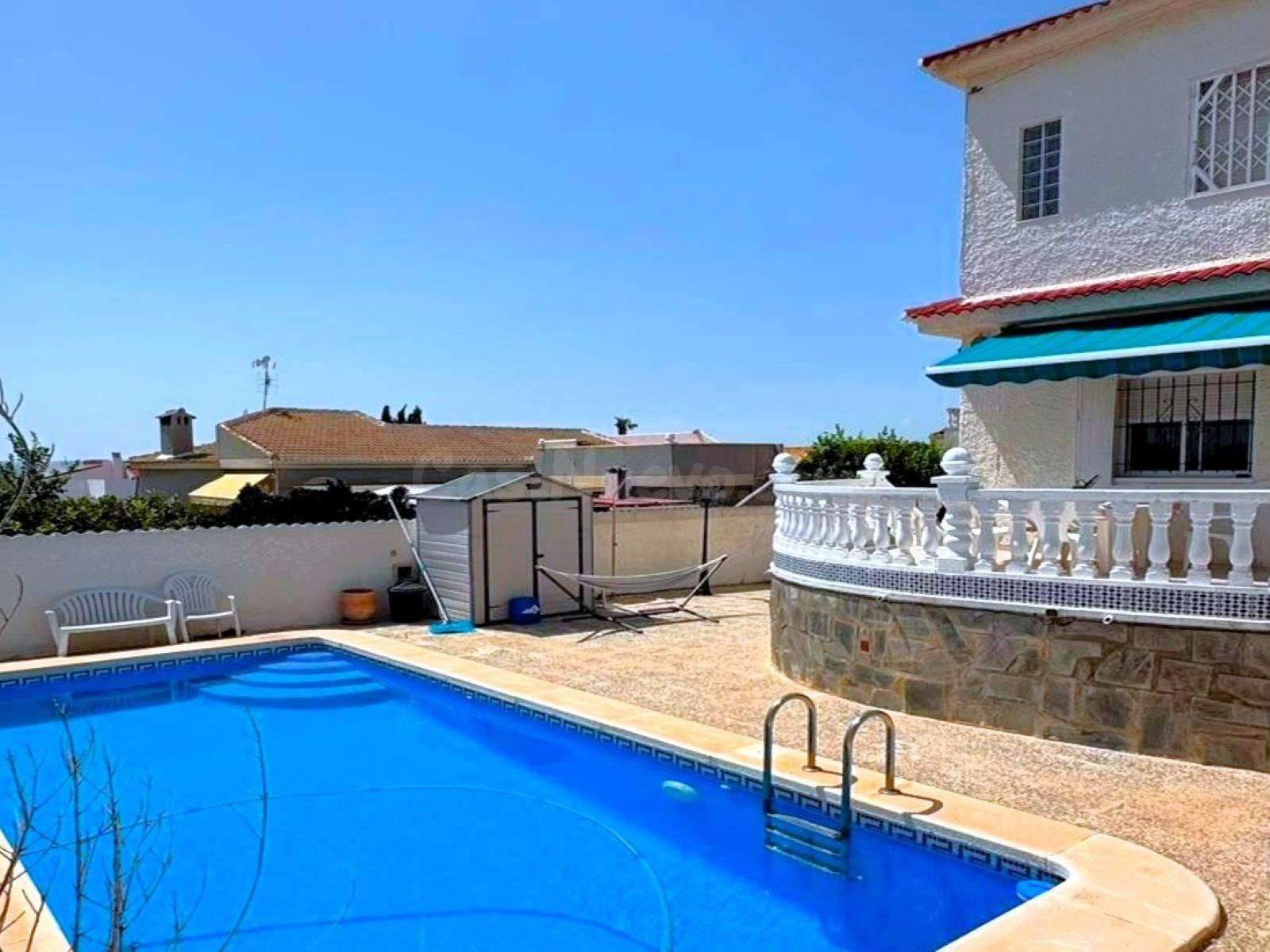 Chalet pareado espacioso y bien conservada (aprox. 148 m2 - 5 dormitorios - 3 baños). Parcela privada de 391 m2 con aparcamiento, jardín y gran piscina.