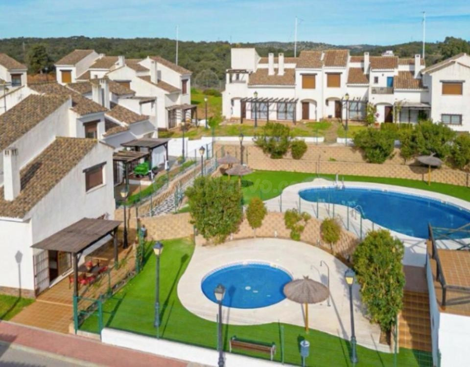 Bonita casa adosada en El Ronquillo con Licencia Turística!!