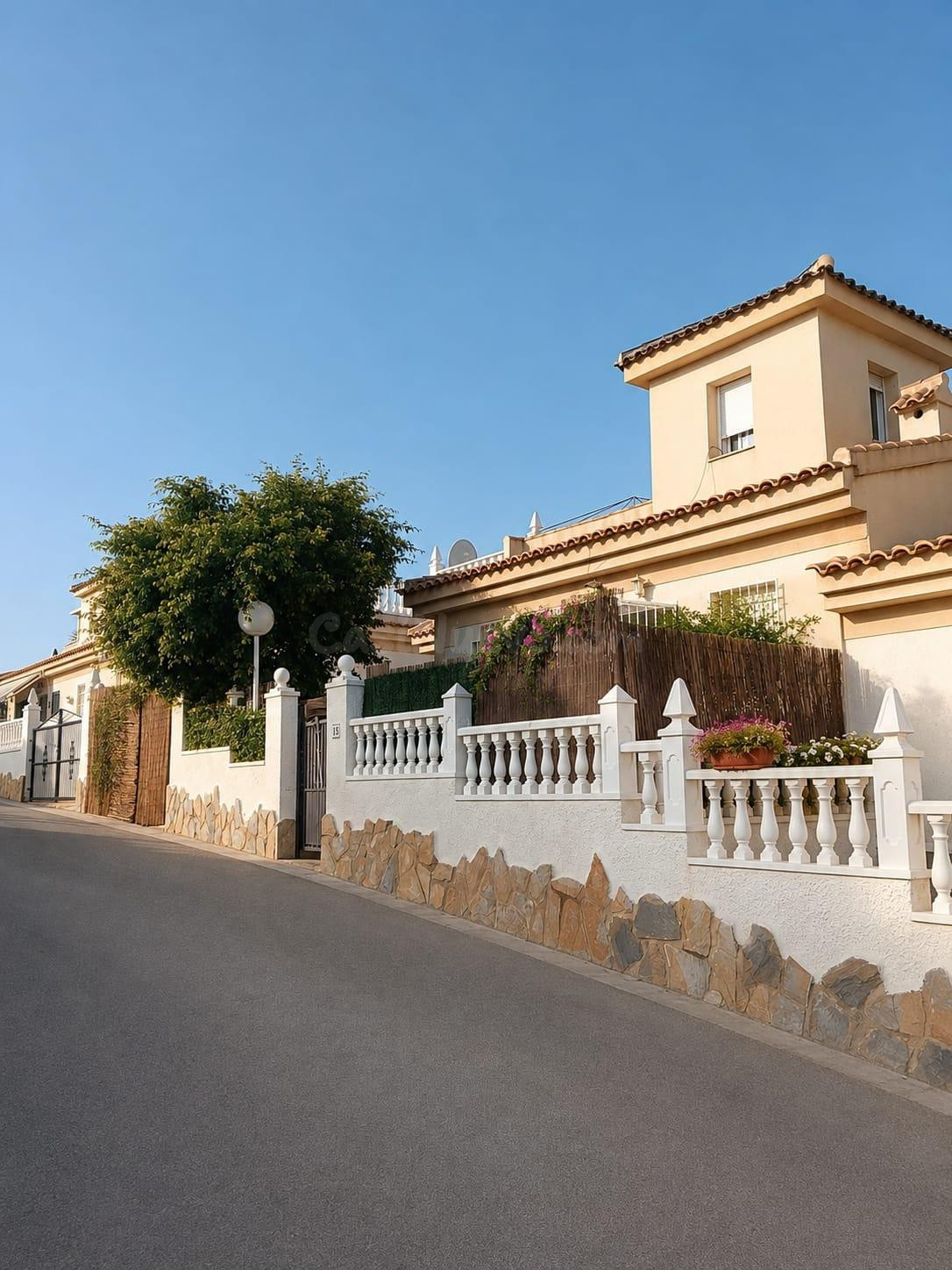 Casa en Benimar con gran jardín, solárium privado y amplios espacios exteriores