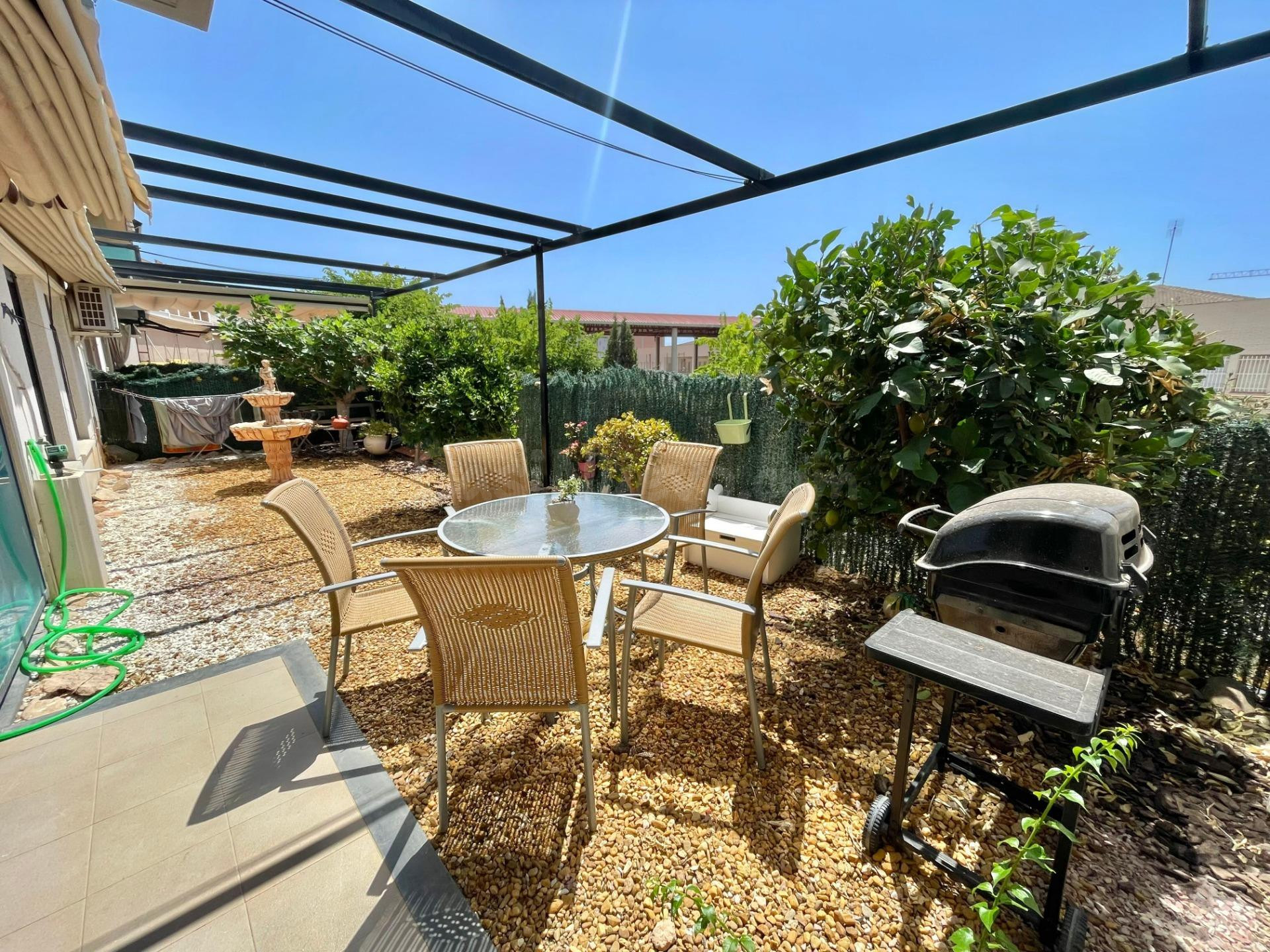Planta baja de 2 dormitorios con amplio jardín privado, piscina y plaza de garaje