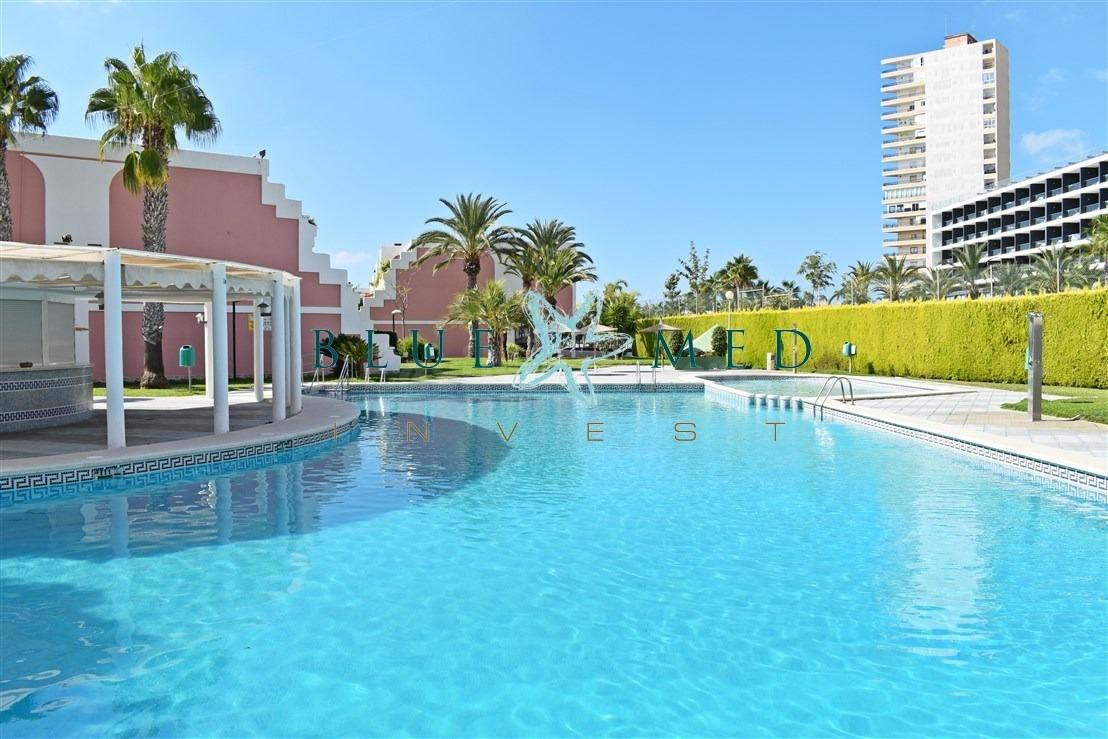 APARTAMENTO REFORMADO EN PRIMERA LÍNEA, RESIDENCIAL CON PISCINA