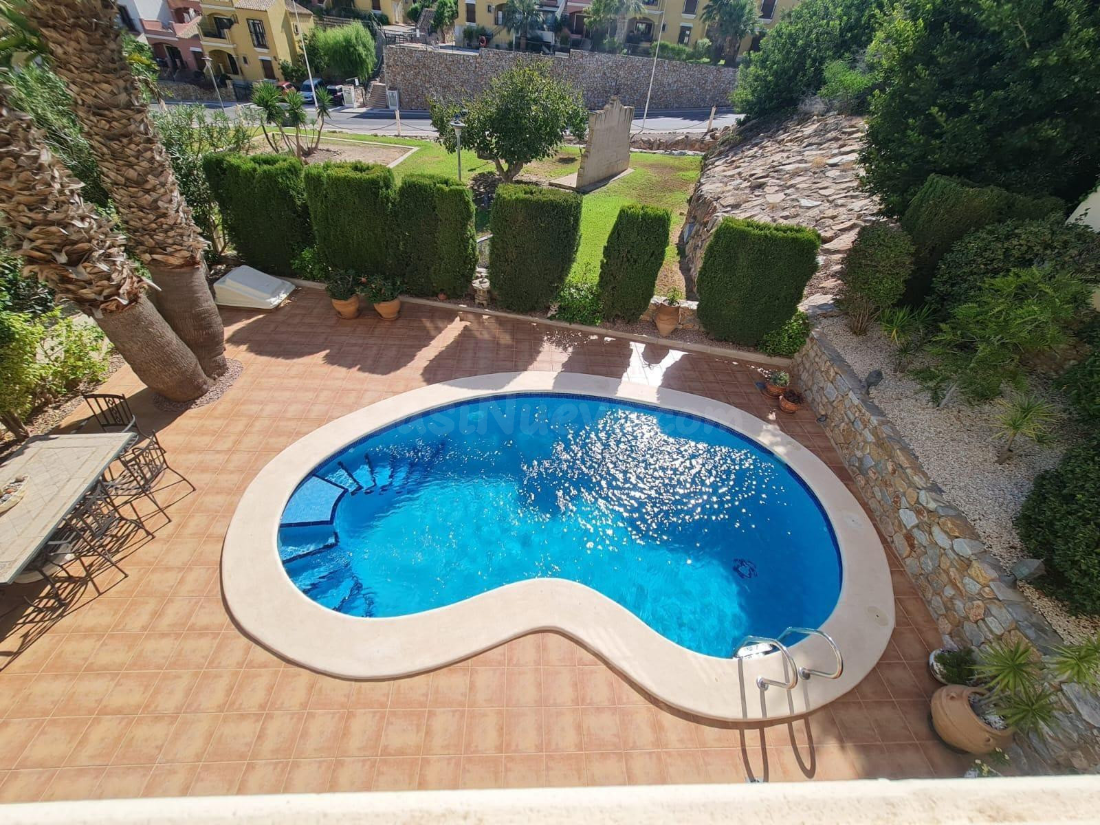 Villa con piscina privada, Alicante, Orihuela Costa. 3 habitaciones, 124 m2, 5 kilómetros del mar.