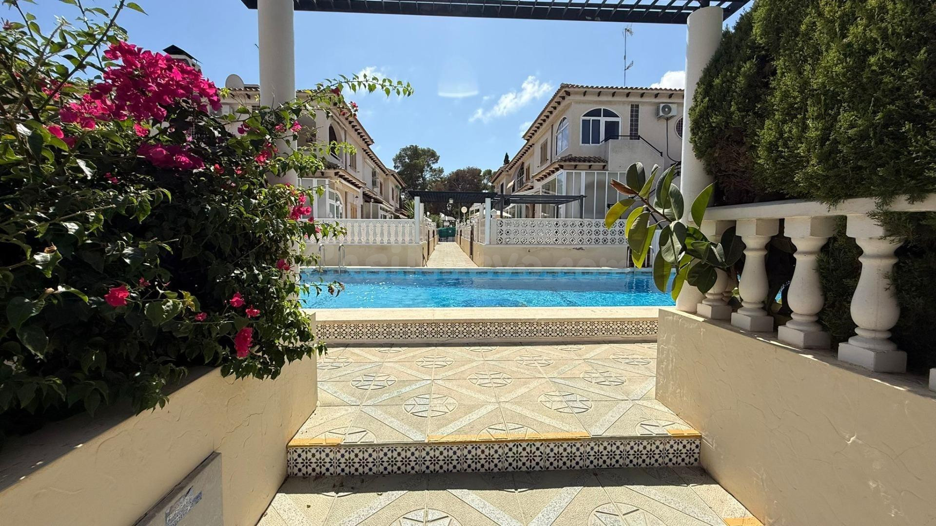 BUNGALOW DE 2 habitaciones EN ÚLTIMA PLANTA CON LICENCIA TURÍSTICA Y PISCINA COMUNITARIA | PUNTA PRIMA