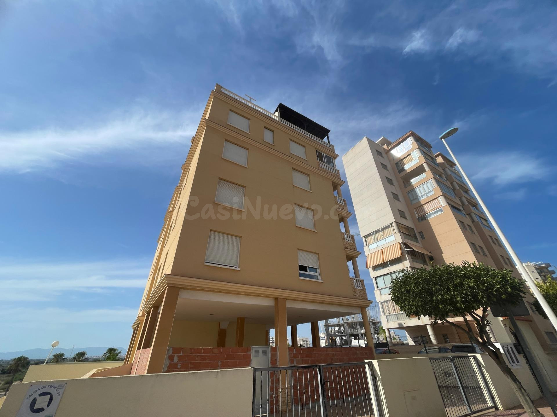 Apartamento de 2 dormitorios con piscina comunitaria y vistas despejadas en la zona SUP-7 de Guardamar del Segura