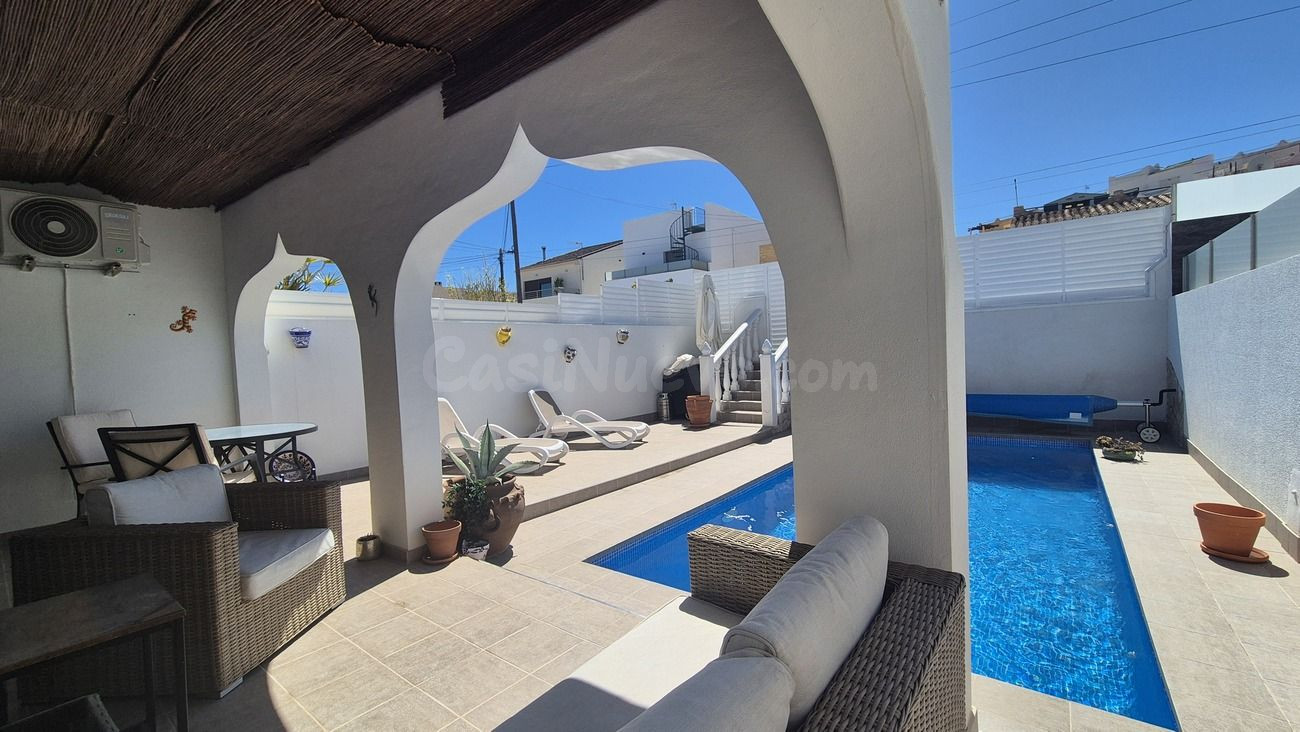 VILLA DE 2 DORMITORIOS Y 1 BAÑO EN ORIHUELA COSTA (VILLAMARTIN)