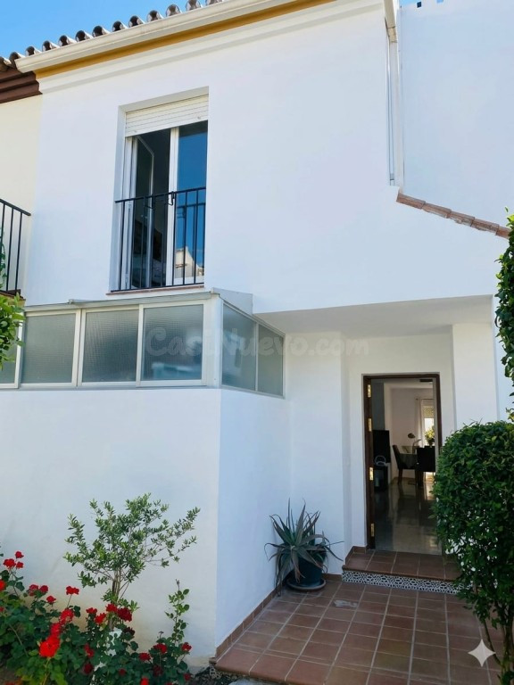 MAGNÍFICO CHALET ADOSADO CON GRAN JARDÍN PRIVADO Sótano Independiente de 90 m² | ¡Oportunidad Única de Inversión! - foto 2