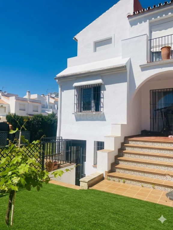 MAGNÍFICO CHALET ADOSADO CON GRAN JARDÍN PRIVADO Sótano Independiente de 90 m² | ¡Oportunidad Única de Inversión! - foto 3