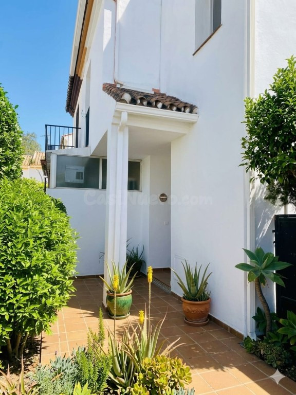 MAGNÍFICO CHALET ADOSADO CON GRAN JARDÍN PRIVADO Sótano Independiente de 90 m² | ¡Oportunidad Única de Inversión! - foto 4
