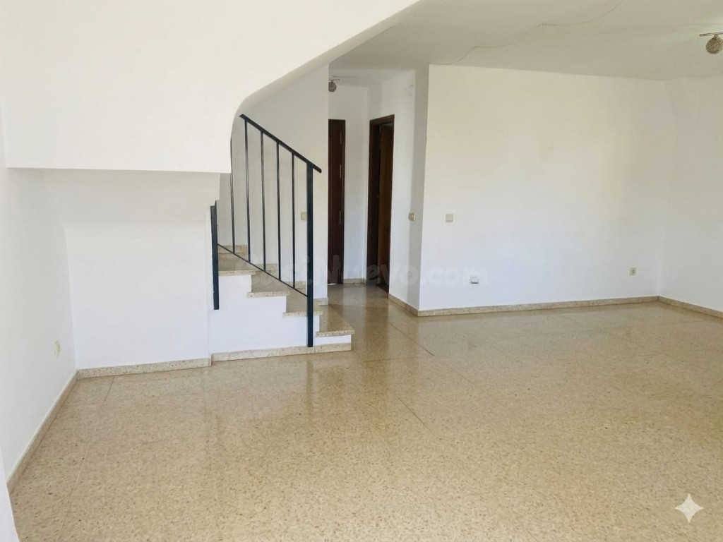 MAGNÍFICO CHALET ADOSADO CON GRAN JARDÍN PRIVADO Sótano Independiente de 90 m² | ¡Oportunidad Única de Inversión! - foto 5