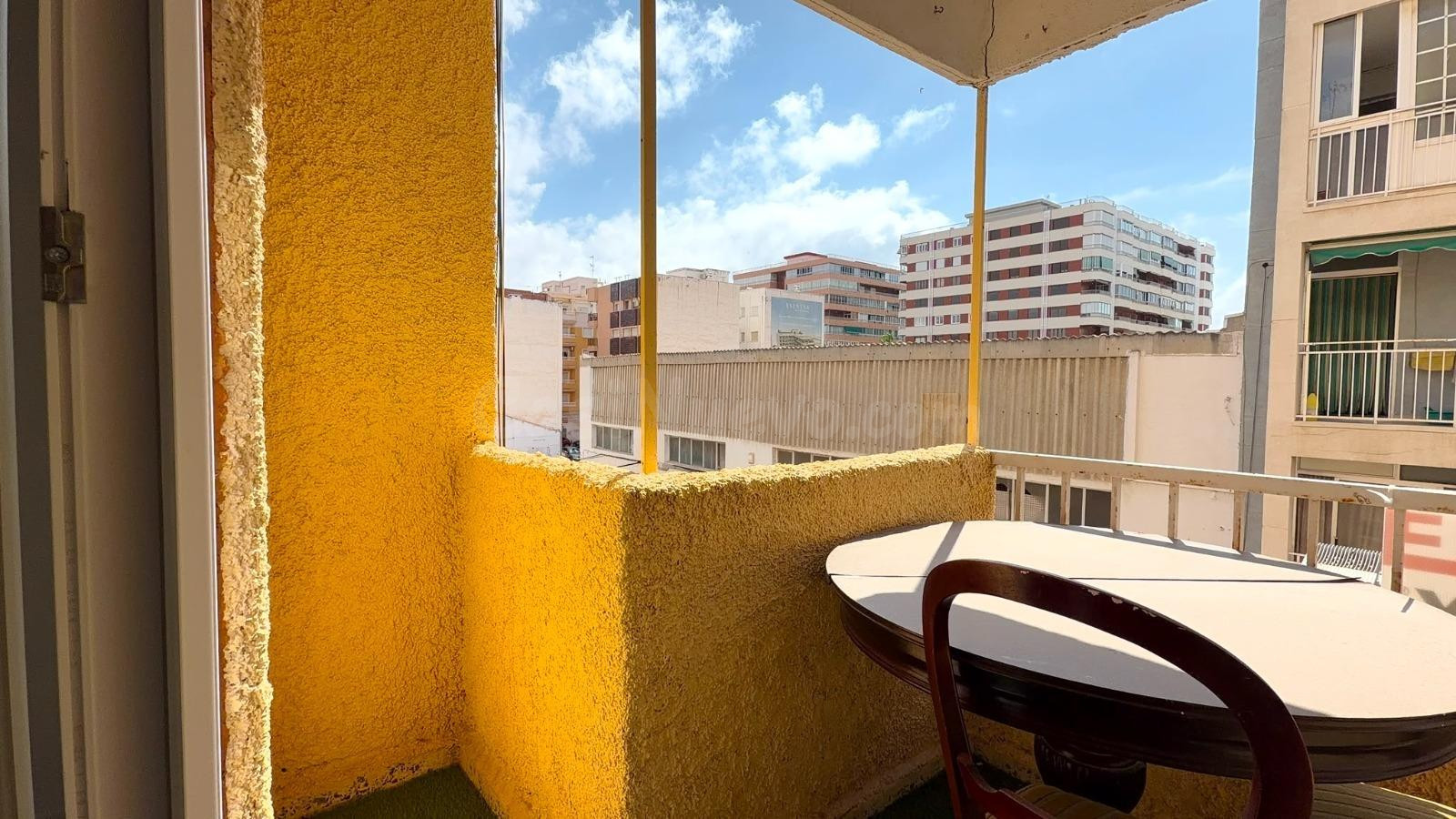 Apartamento con terraza, Alicante, Torrevieja, Playa del Acequión. 3 habitaciones, 108 m2, 90 metros al mar