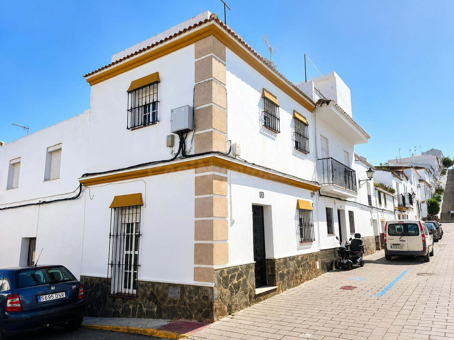 CASA EN ESQUINA CON AZOTEA PRIVADA EN ALGAR – SIERRA DE CÁDIZ ☀️