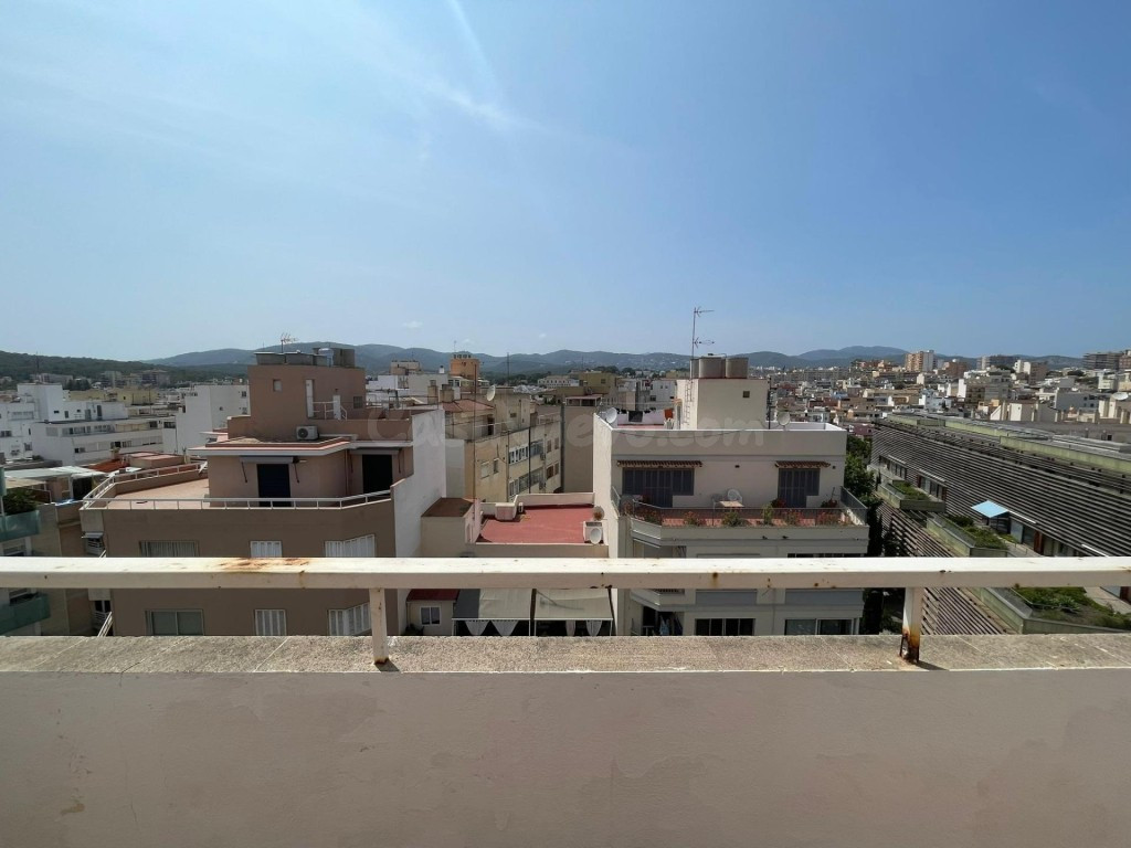 Estudio con balcón con vistas panorámicas - Castillo de Bellver y Bahía de Palma - C/ Joan Crespi. - foto 2