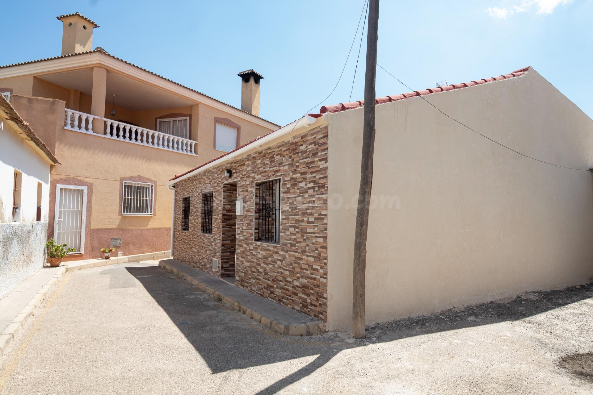 Amplia casa en planta baja en San Miguel de Salinas por €1250/mes