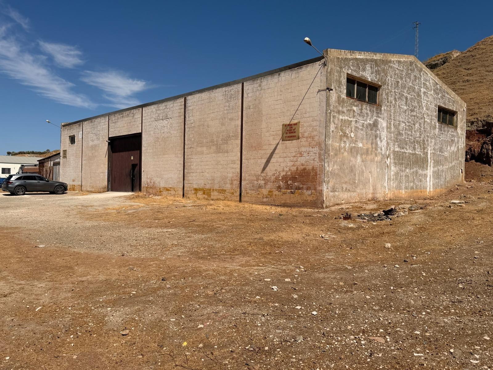 Nave Industrial con Amplio Terreno y Potencial de Desarrollo! Avda. La Plata.