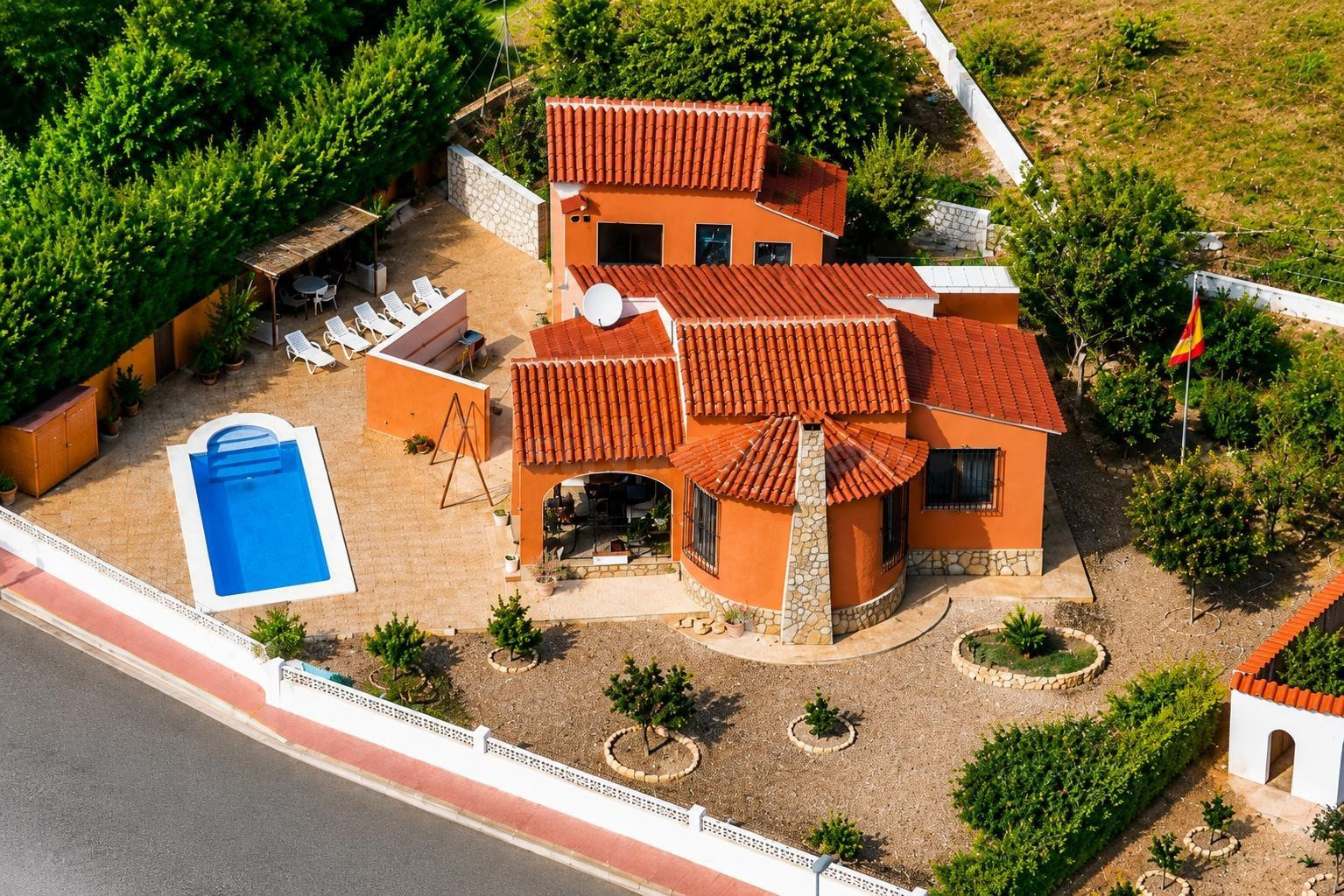 **Chalet de 2 dormitorios, pisicina y garage en parcela de 770m2**