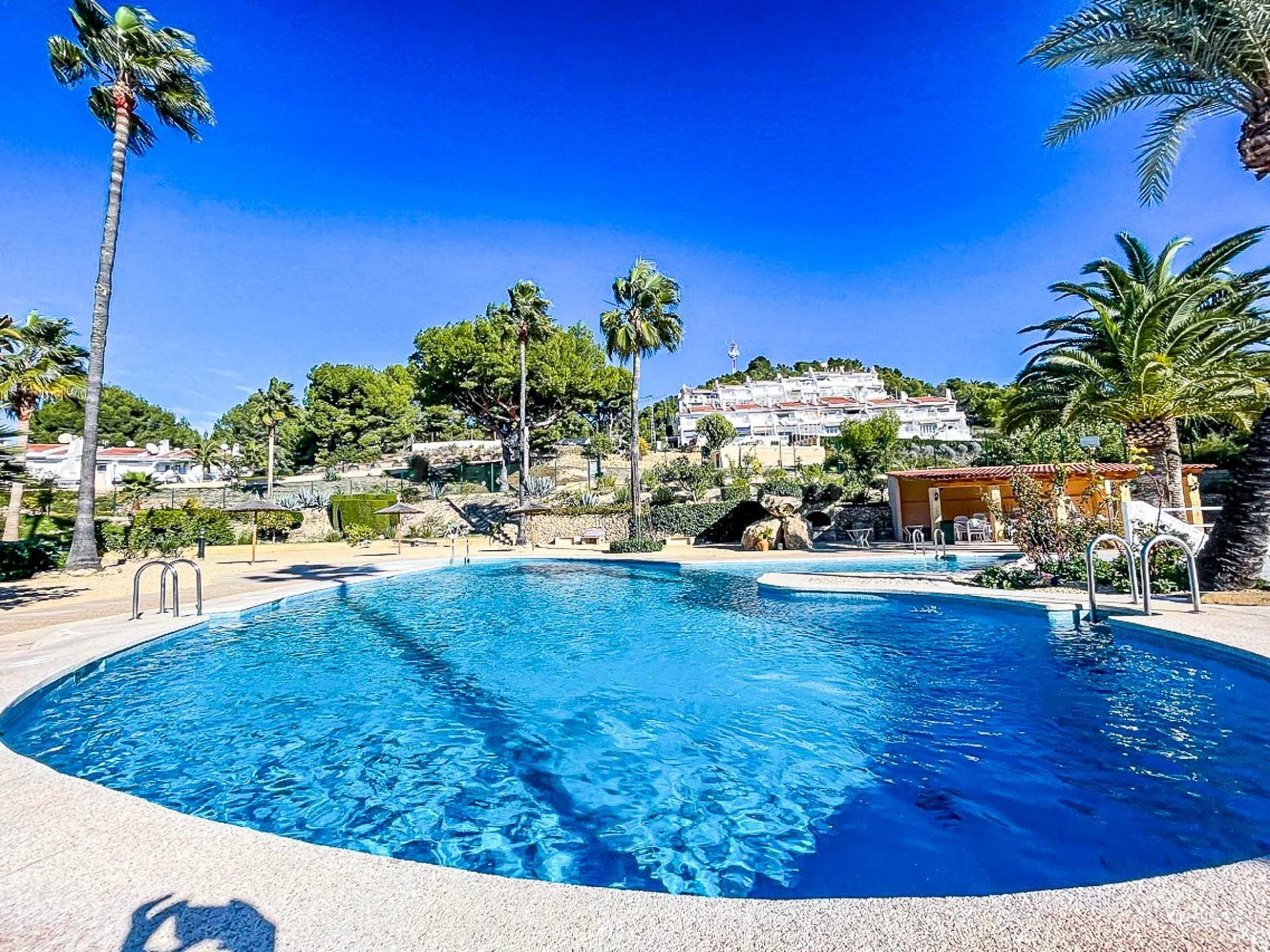Adosado reformado de tres habitaciónes más apartamento con parking y piscina comunitaria.