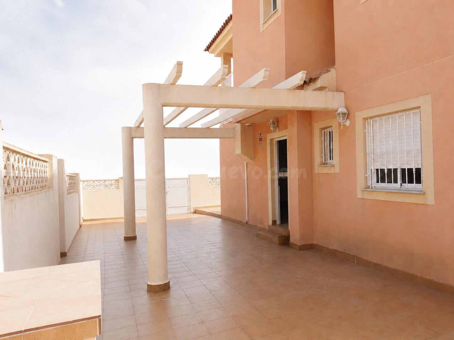 Dúplex en alquiler todo el año en El Alcolar – 3 dormitorios y gran patio exterior | 1.100 €/mes