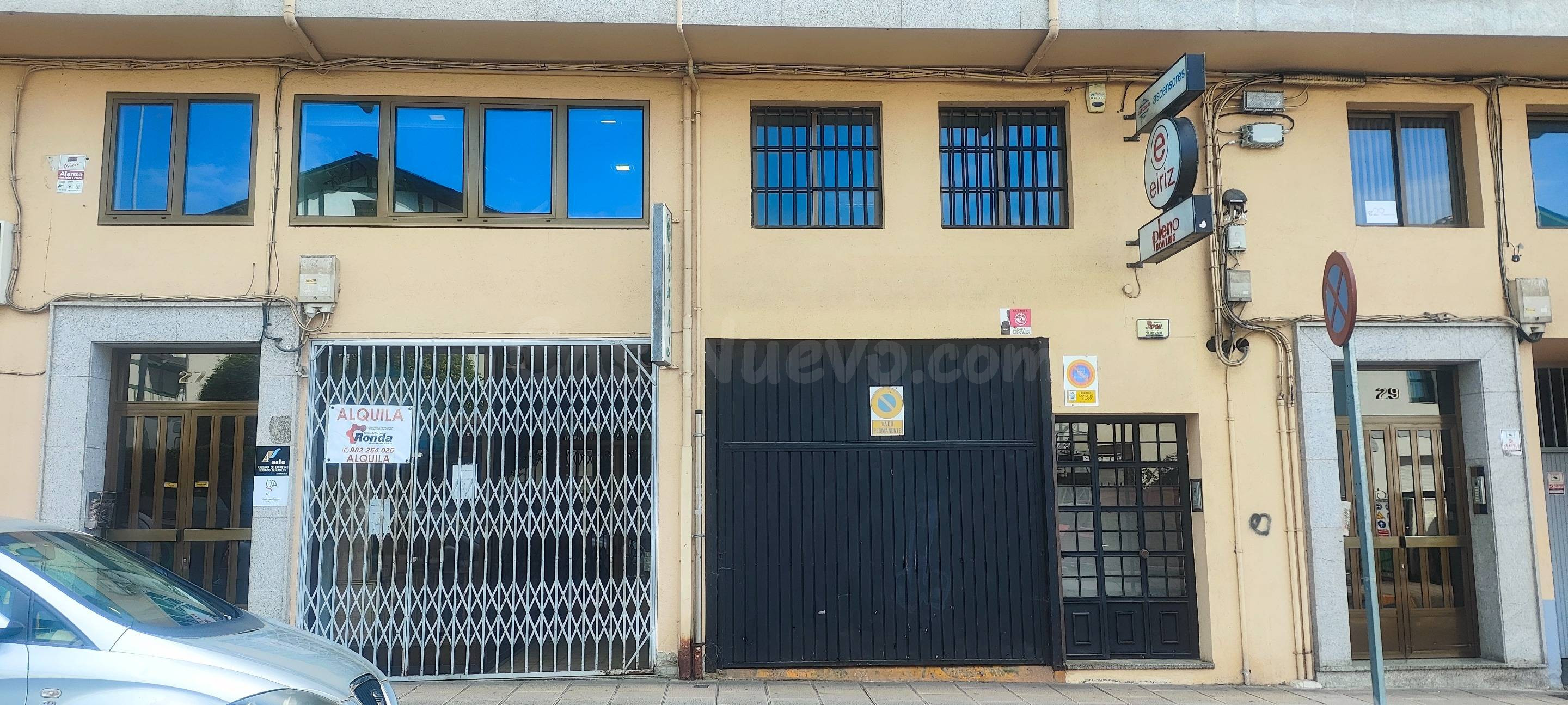 Gran local de 370 m2 con vado, almacén y oficinas junto a la