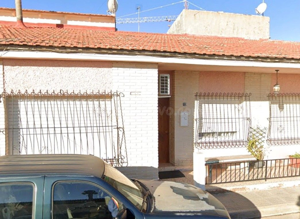 VENDE CASA ALQUILADA EN ZONA CENTRO DE SUCINA. PARA INVERSORES.