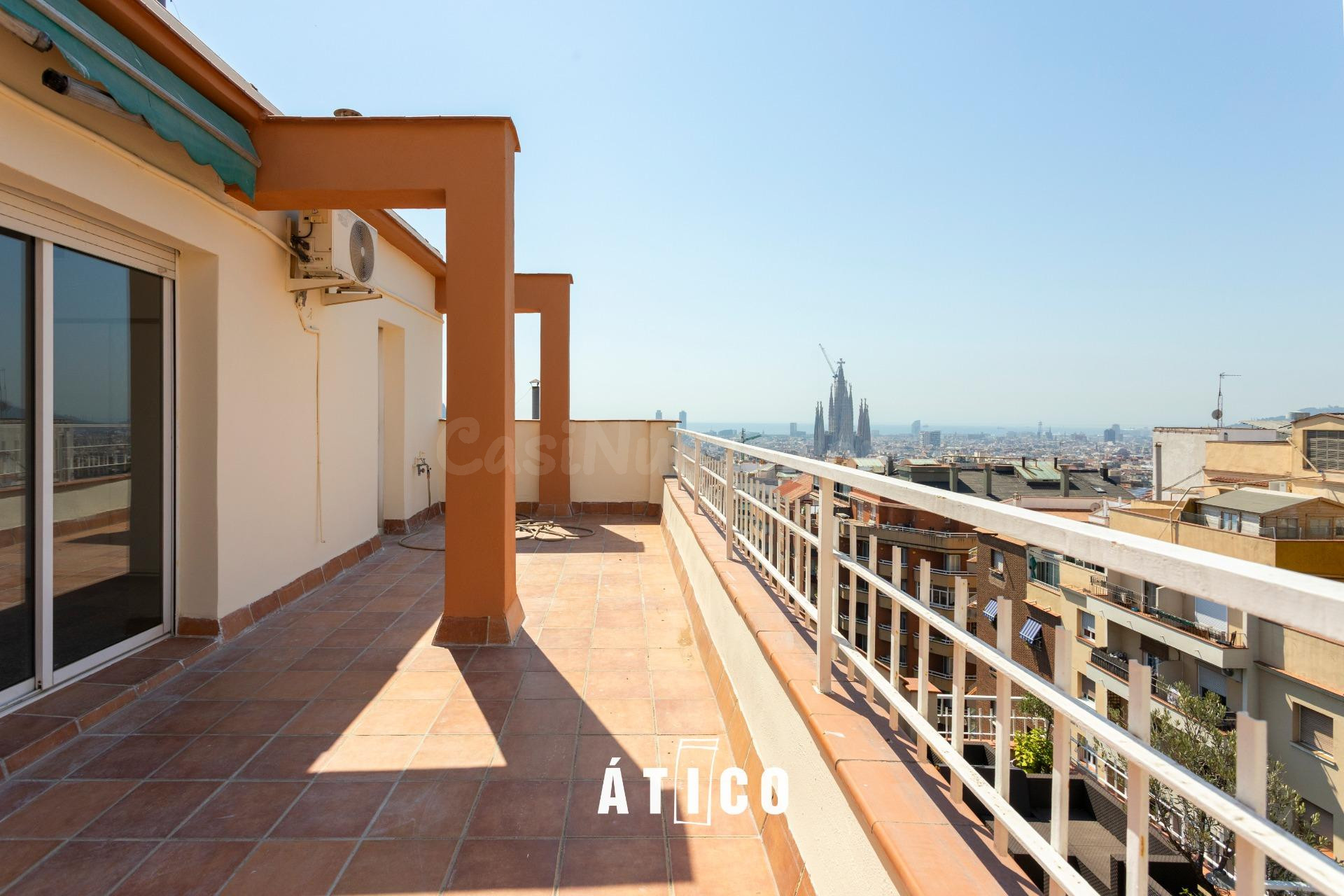 ATICO CON UNA TERRAZA ESPECTACULAR Y VISTAS UNICAS SOBRE BARCELONA