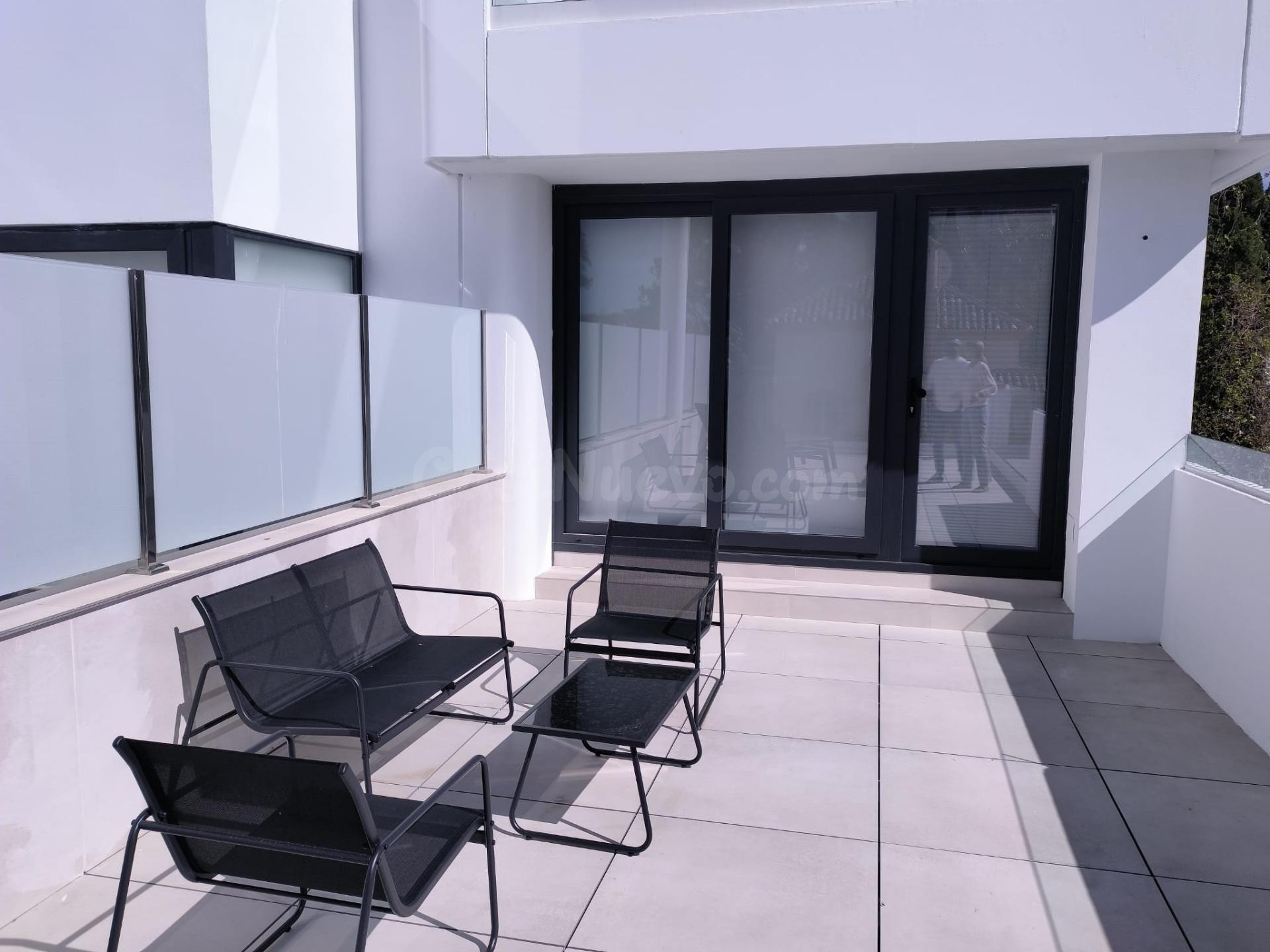 ELEGANTE APARTAMENTO DE 2 DORMITORIOS RECIÉN REFORMADO EN RÍO REAL, MARBELLA