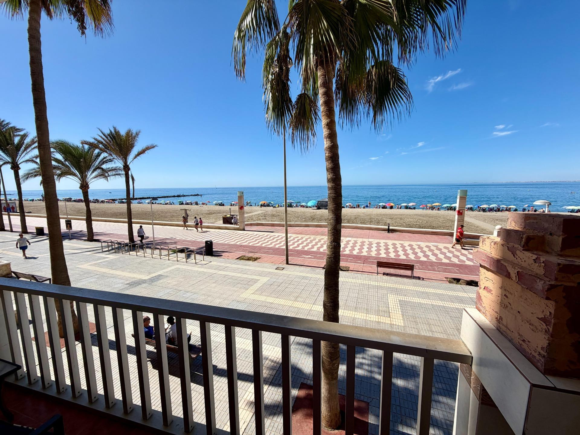 Piso en venta en Calle Las Conchas – El Zapillo-Almería. Primera línea de playa con dos terrazas y vistas al mar