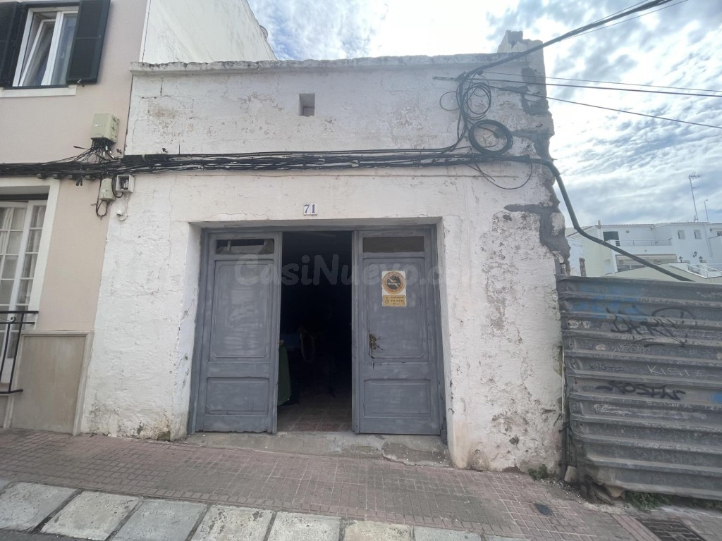 Cochera de 80 m2 en Planta Baja con Derecho a Vuelo y Gran Potencial de Reforma