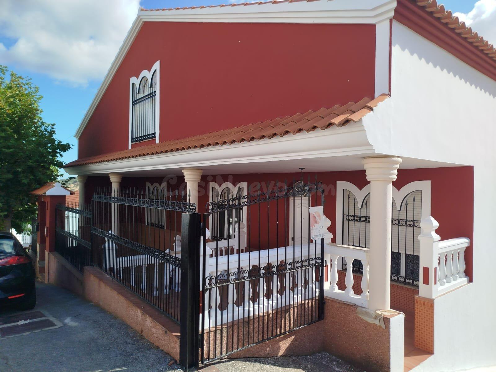 Exclusiva Casa Unifamiliar con Patio, Chimenea y Sótano de 6m de Altura – A 50m del Ayuntamiento