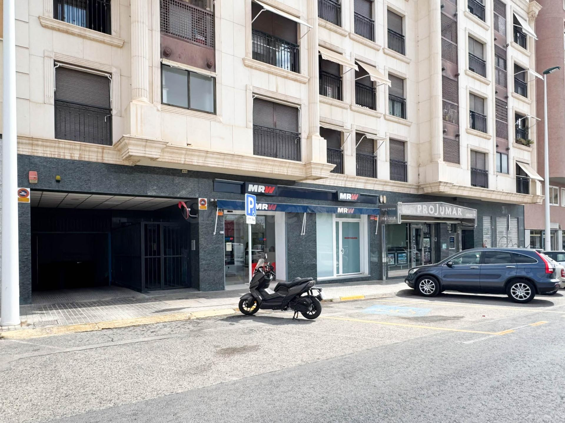 LOCAL REFORMADO PARA OFICINA O CONSULTA CON GARAJE EN ZONA L'ALJUB - AVENIDA DE LIBERTAD