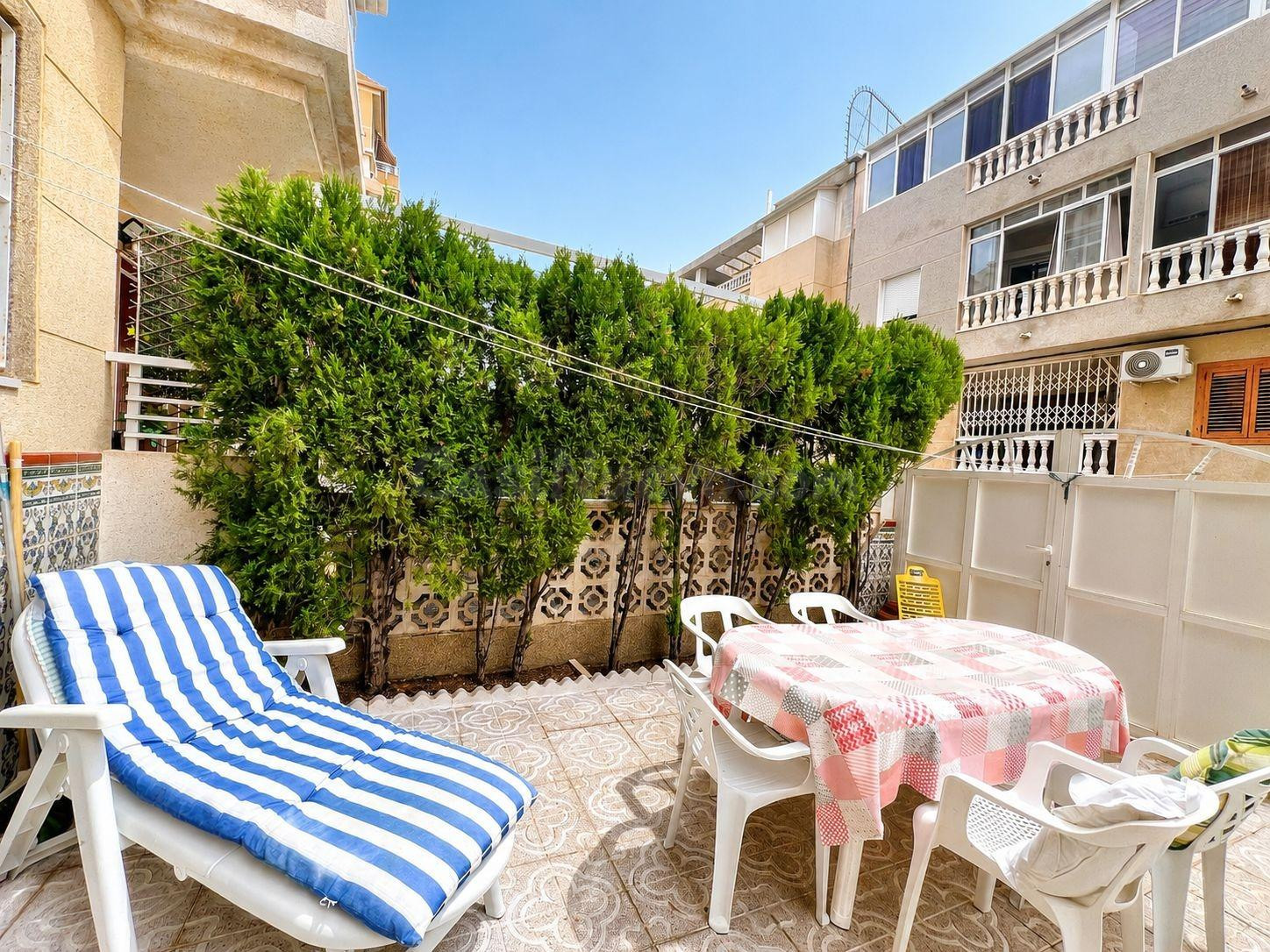Apartamento de 2 dormitorios  1 baño en Torrevieja: Planta baja con acceso directo desde la calle, patio, piscina comunitaria y parking