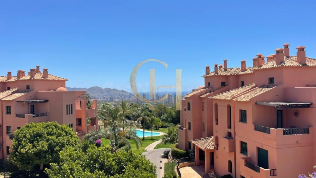 Exclusivo apartamento en Los Altos de Sierra Cortina con impresionantes vistas al mar y al skyline de Benidorm.