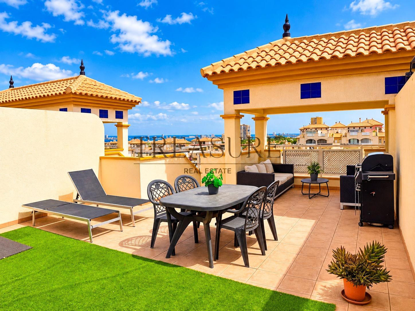 ÁTICO REFORMADO CON SOLÁRIUM, VISTAS AL MAR, PISCINA Y PARKING EN MAR DE CRISTAL