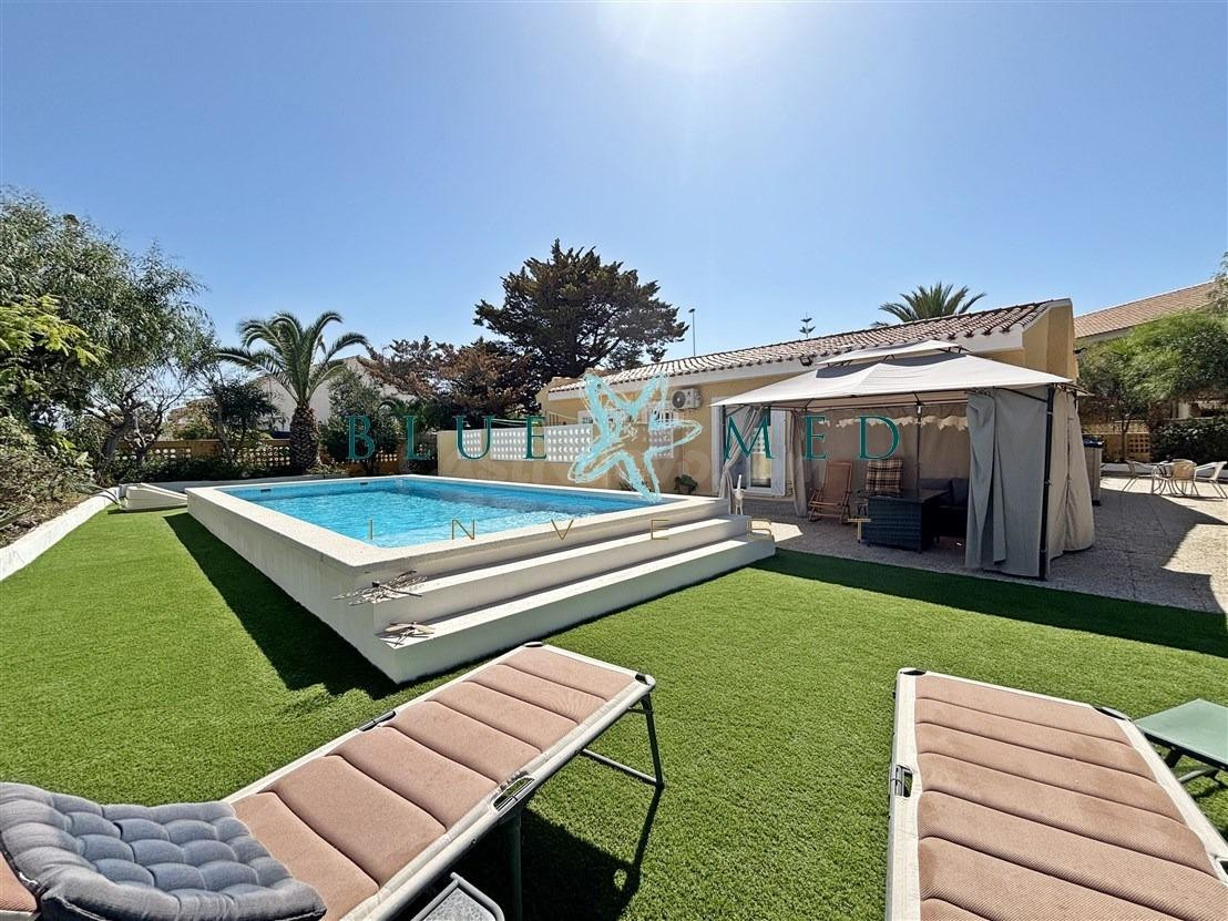 CHALET EN PLANTA BAJA CON PISCINA Y AMPLIA PARCELA A 5 MINUTOS DE LA PLAYA