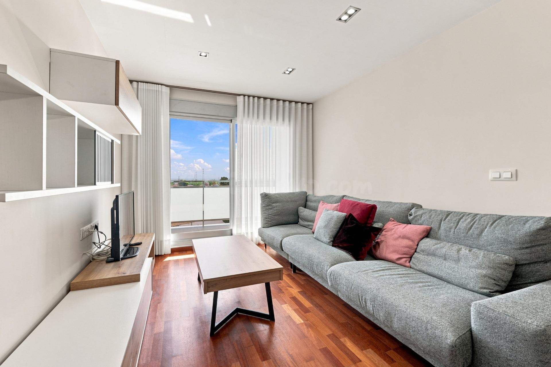 Vivienda de 121 m2 construidos en Silla, situada en una tercera planta con ascensor de un edificio del año 2007, con plaza de garaje incluida en el precio.
